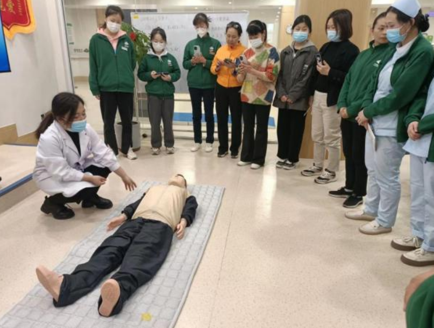 “救”在身邊！共筑服務(wù)安全——頤信養(yǎng)老舉辦急救技能培訓(xùn)